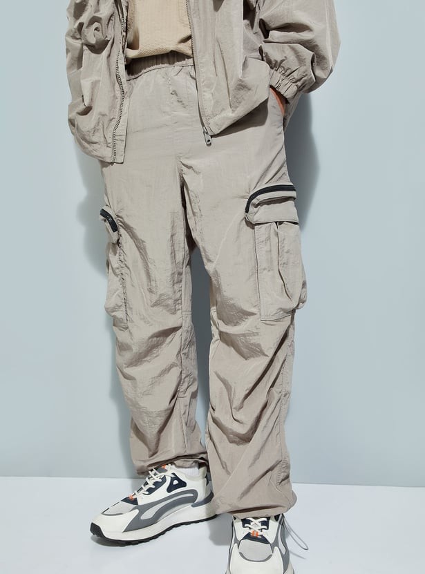 Men Slim Fit Solid Flexi Waist Cargo Chinos